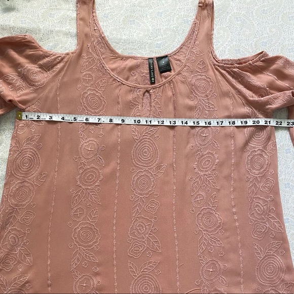 Ivory Love rose print cold-shoulder blouse, pink - Picture 6 of 9